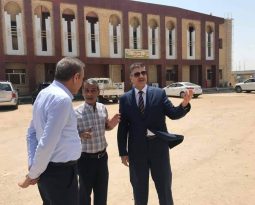 رئيس جامعة ذي قار يطلع على سير العمل في مشروع العيادات الطبية لكلية طب الاسنان